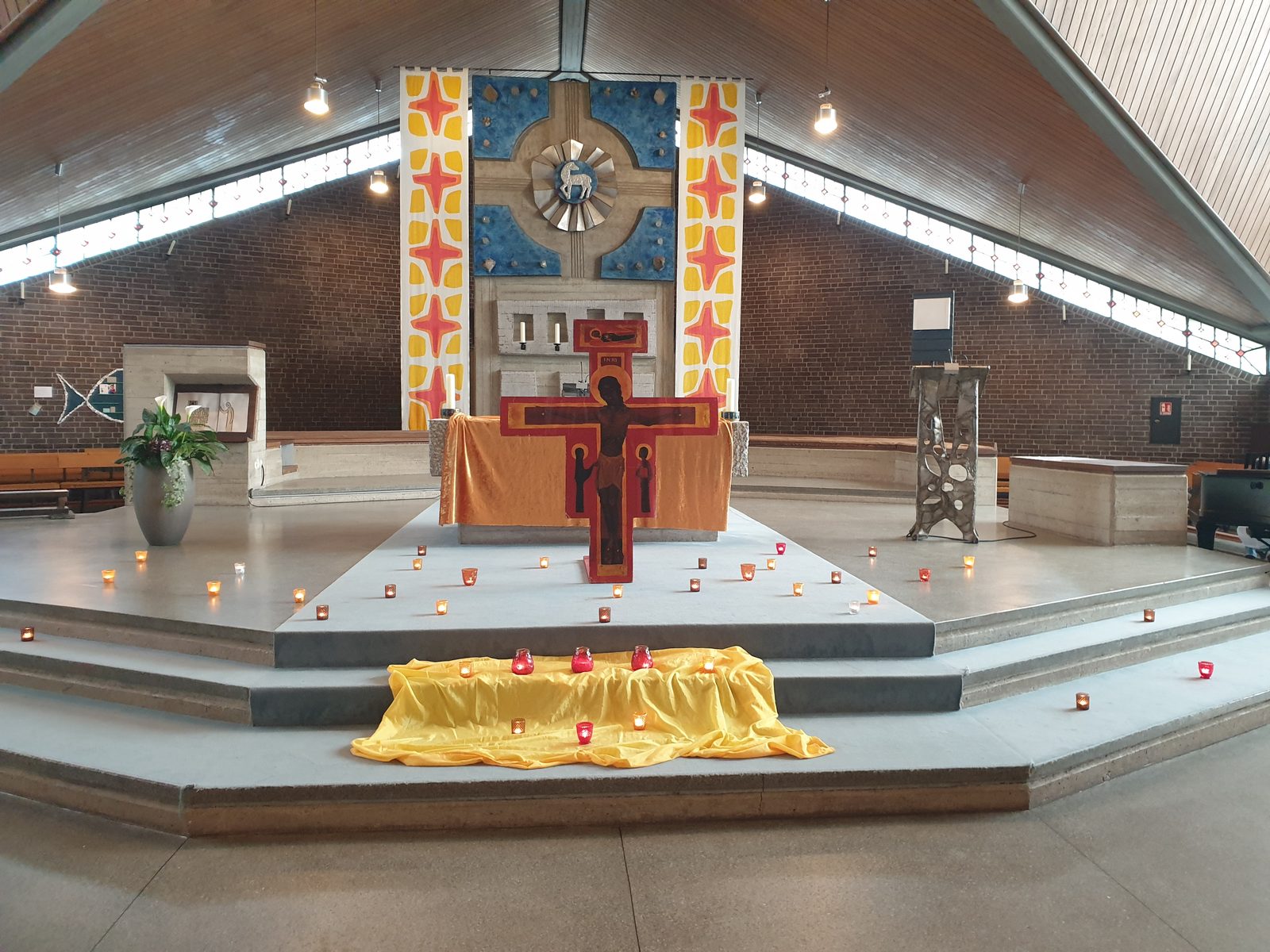 Der Altarraum mit Kreuz und Kerzen am Tag des offenen Denkmals