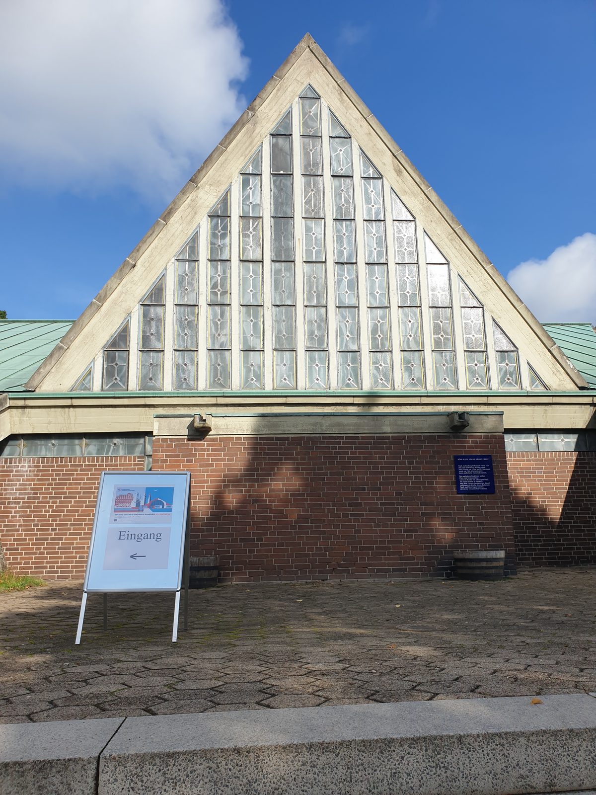 Die Kirche Heilig Kreuz von außen mit Hinweisschild zum Tag des offenen Denkmals