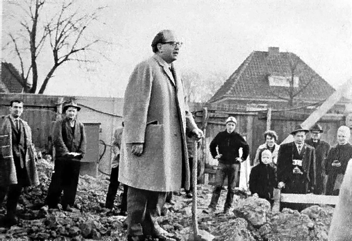Erster Spatenstich 1964: Architekt W. Bunsmann im Mantel, umgeben von Gemeindemitgliedern