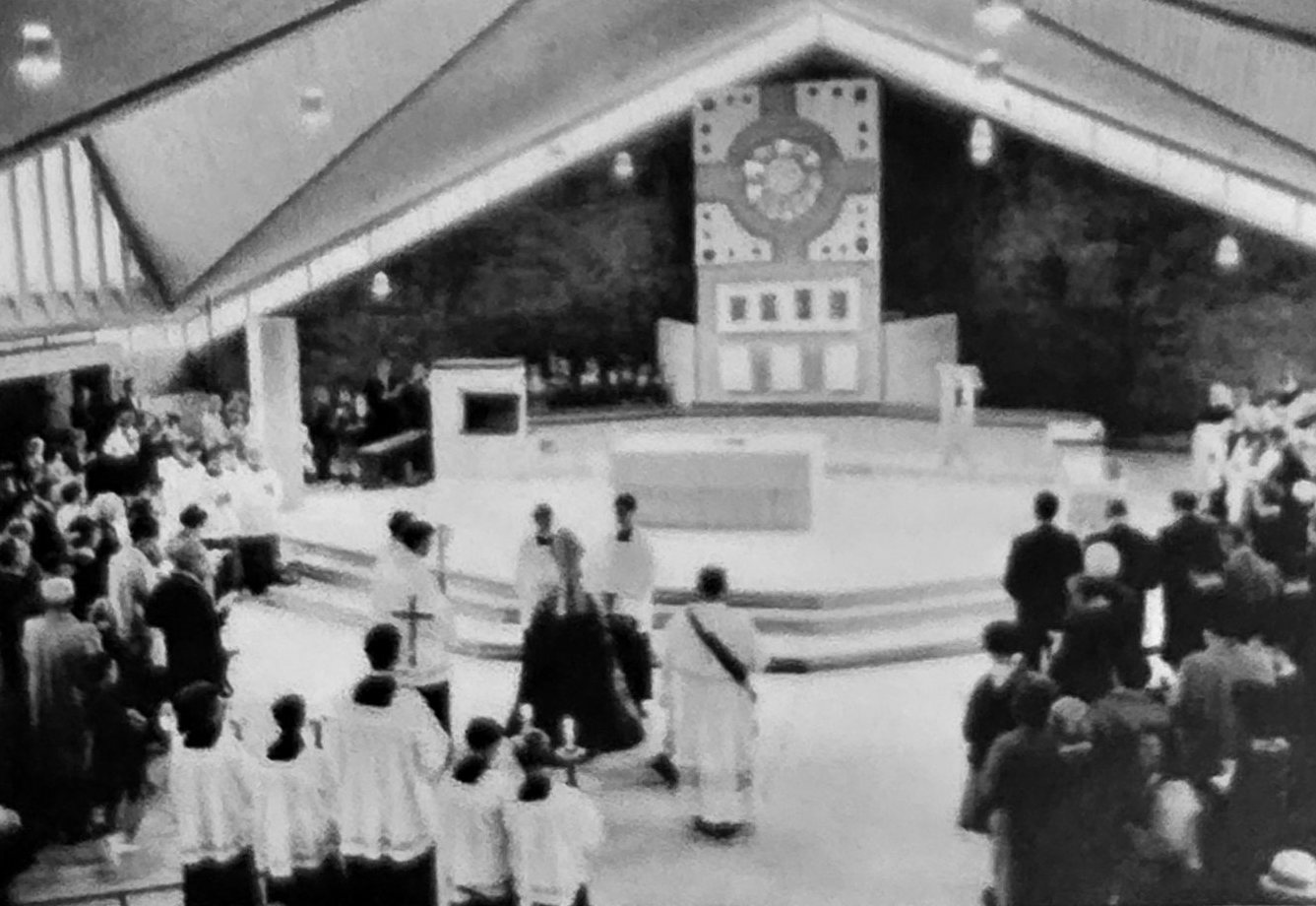 Die Kirchweihe 1965: Messdiener und Gläubige im neuen Altarraum