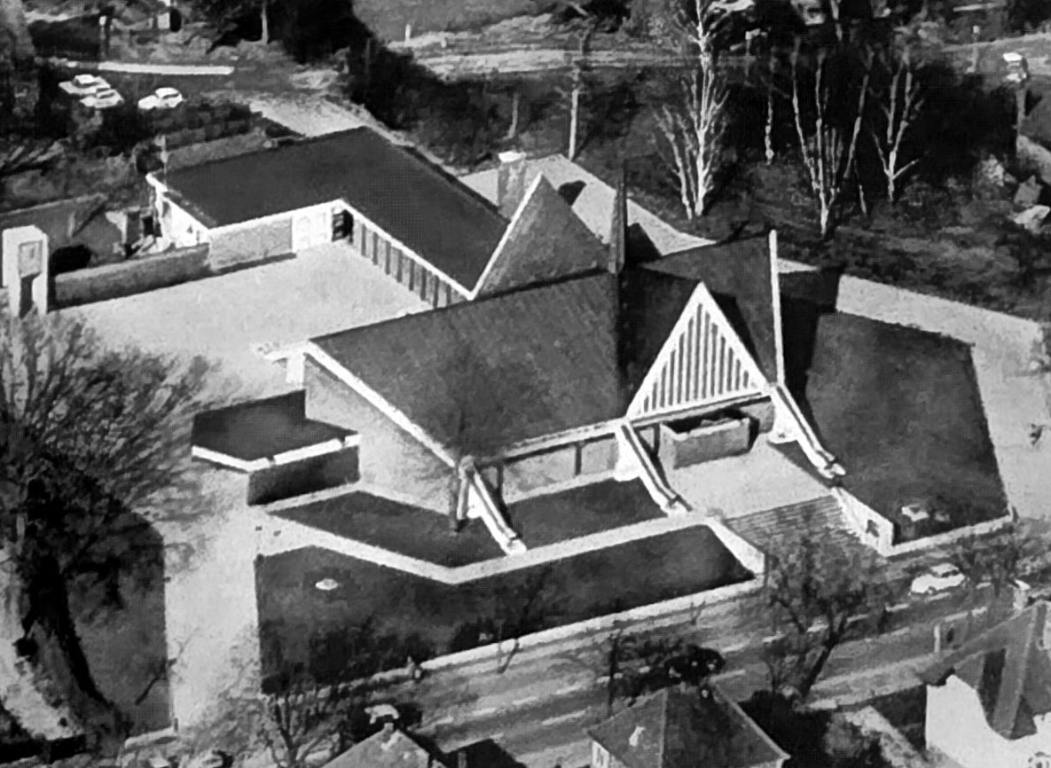 Luftaufnahme der neuen Kirche mit Zeltdach, 1968