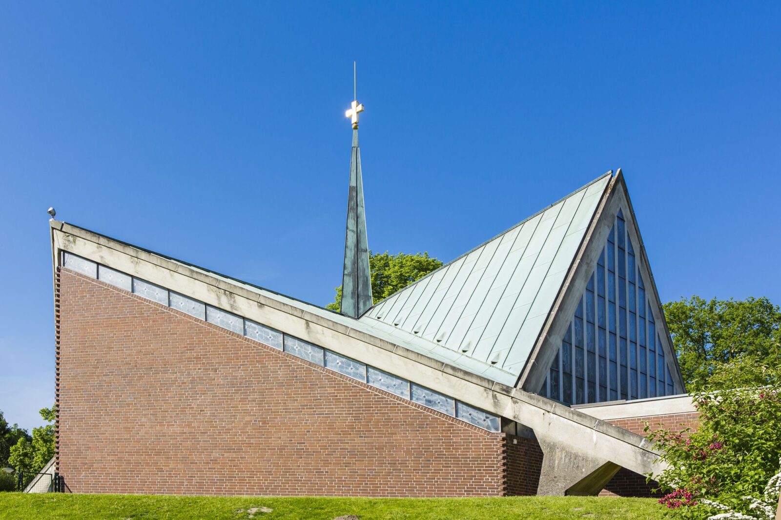 Die Kirche Heilig Kreuz von außen mit zeltartigem Dach und Turm