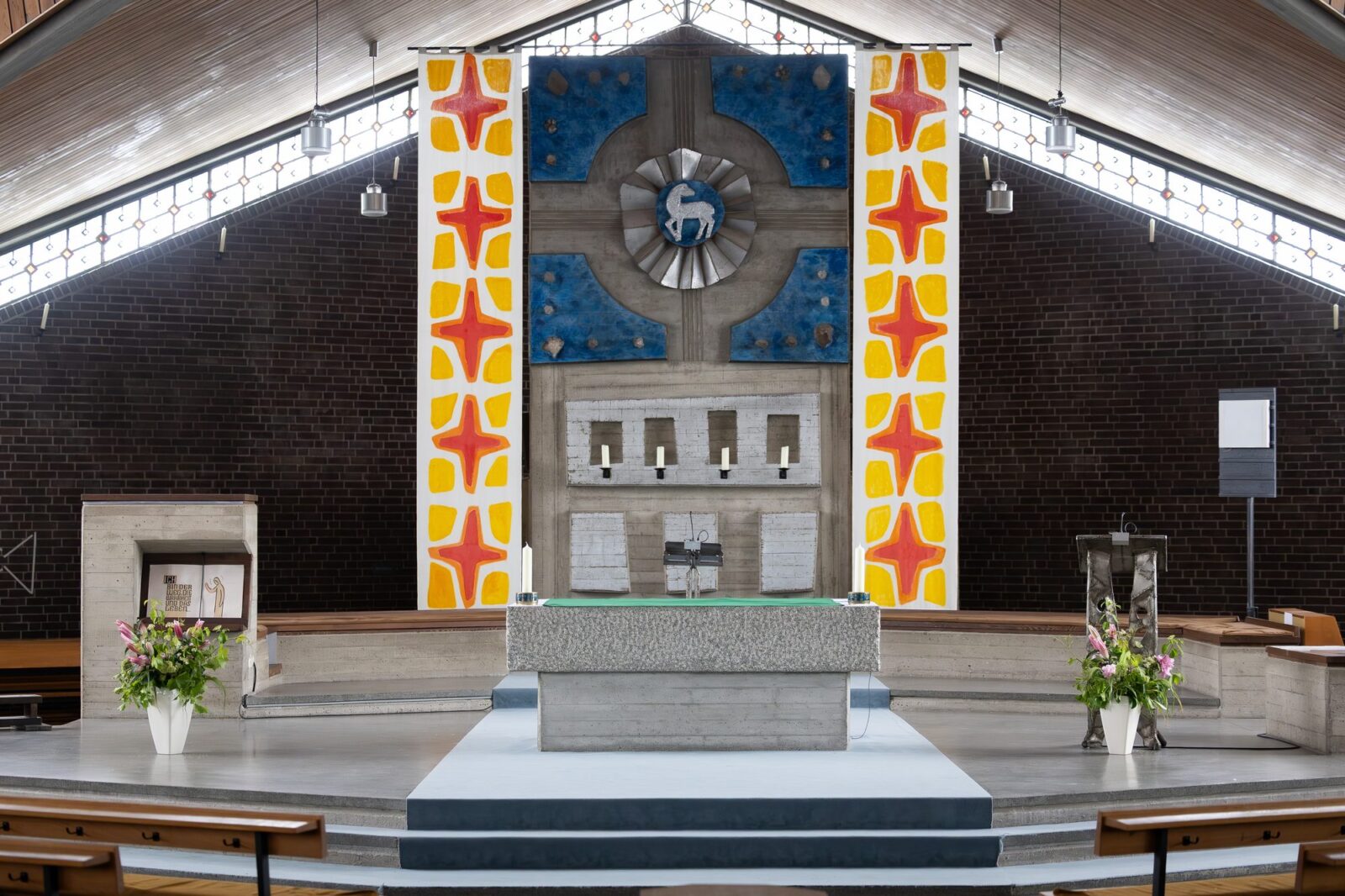 Der Altarraum mit der farbigen Stele