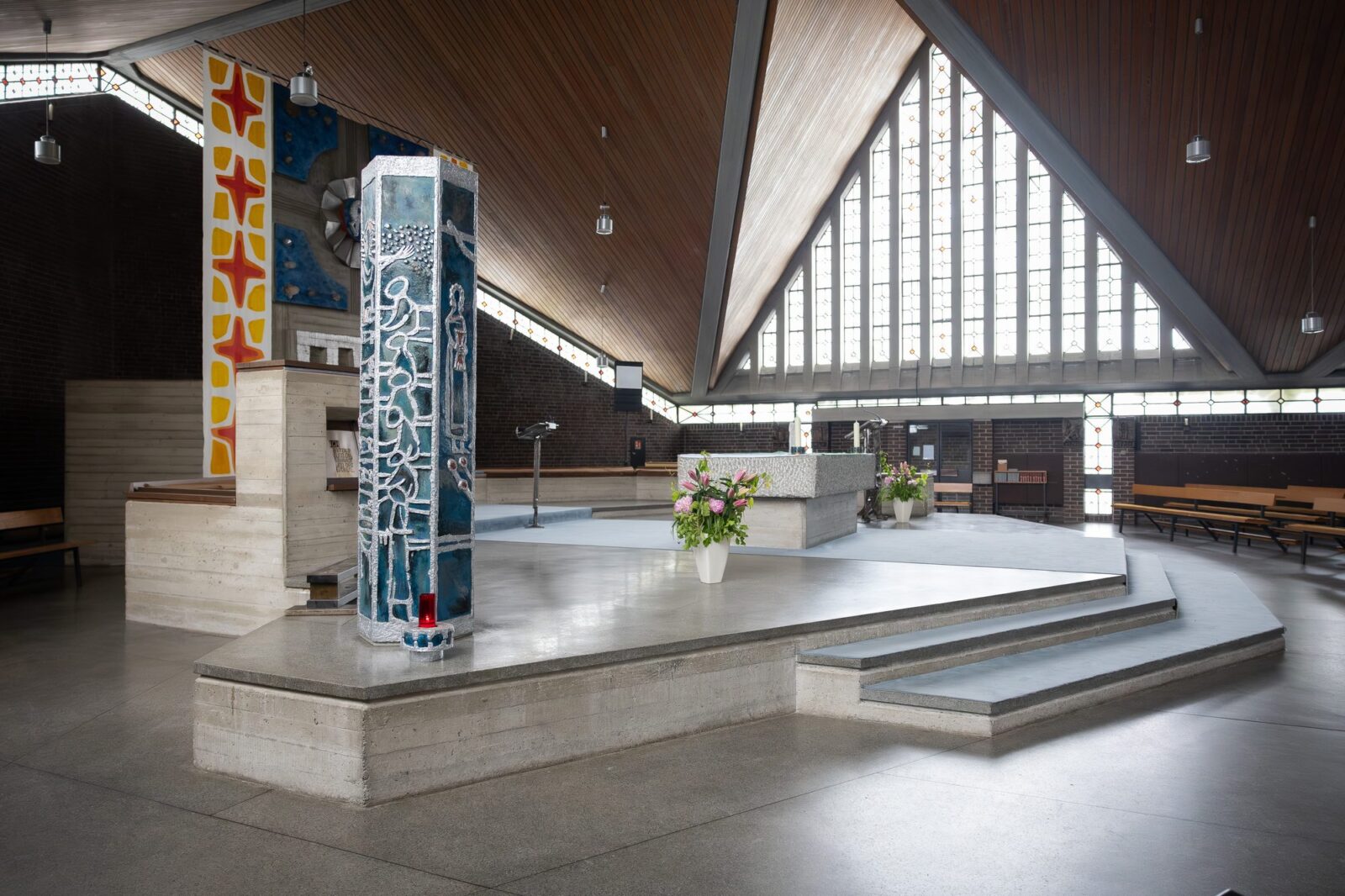 Seitlicher Blick in den Kirchenraum mit der großen Fensterwand