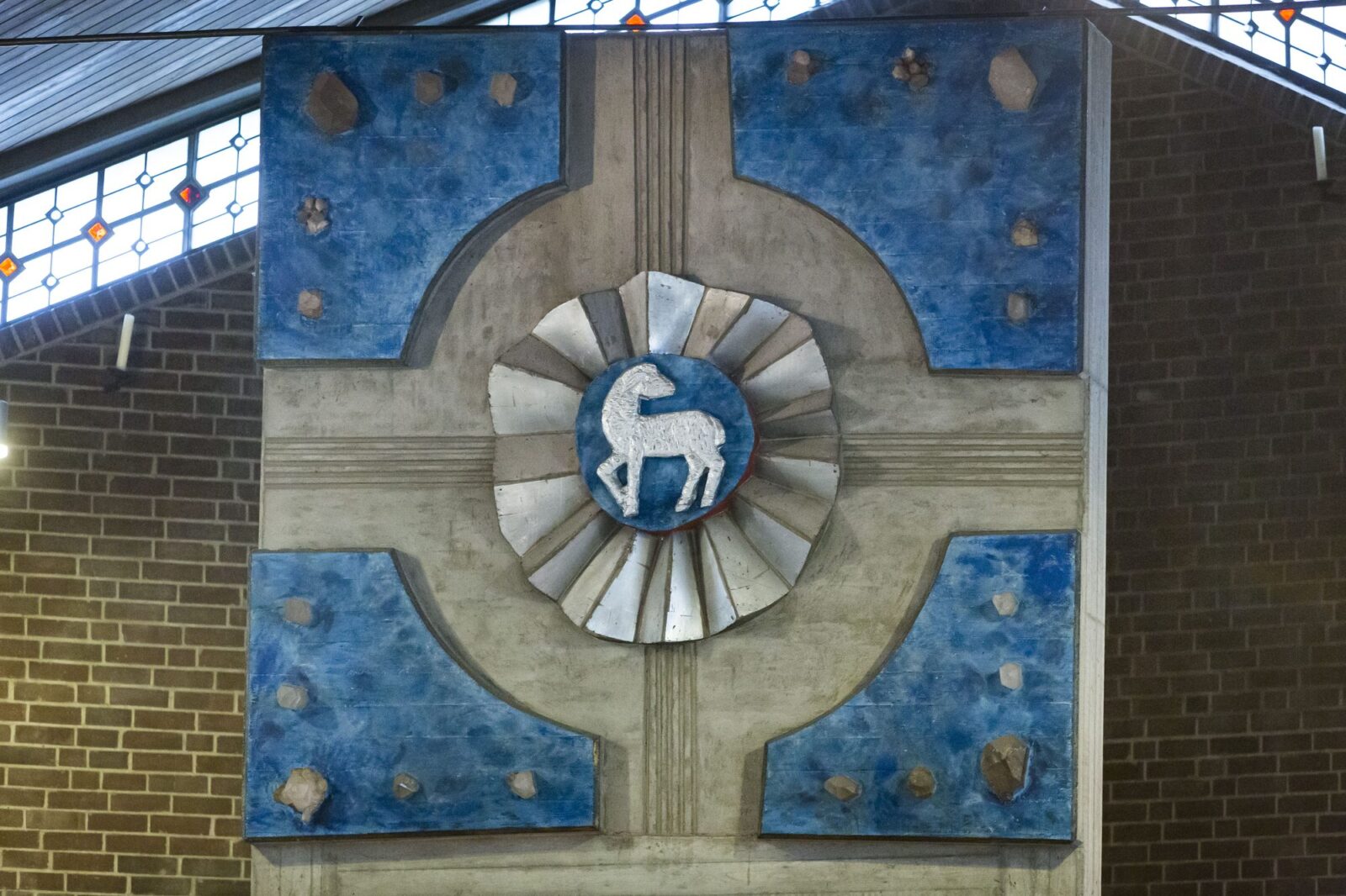 Das Lamm Gottes in der Mitte der Stele