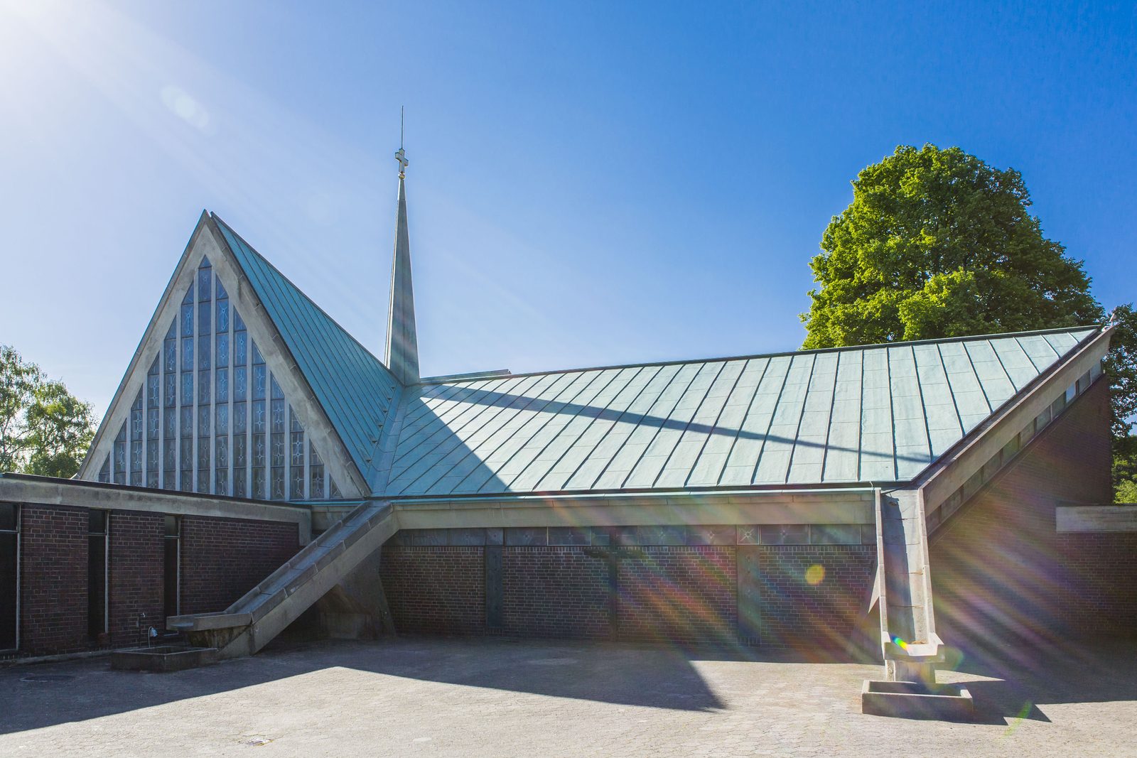 Der Eingangsbereich der Kirche Heilig Kreuz in der Sonne