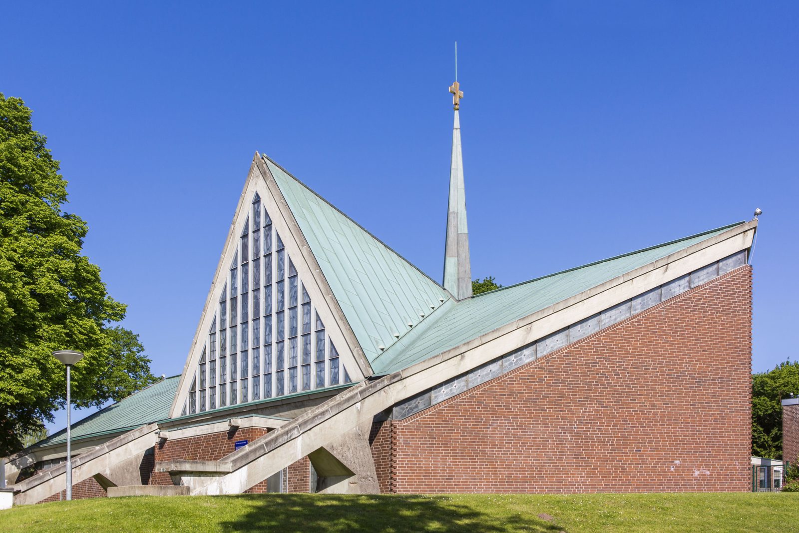 Die Kirche Heilig Kreuz von außen bei blauem Himmel