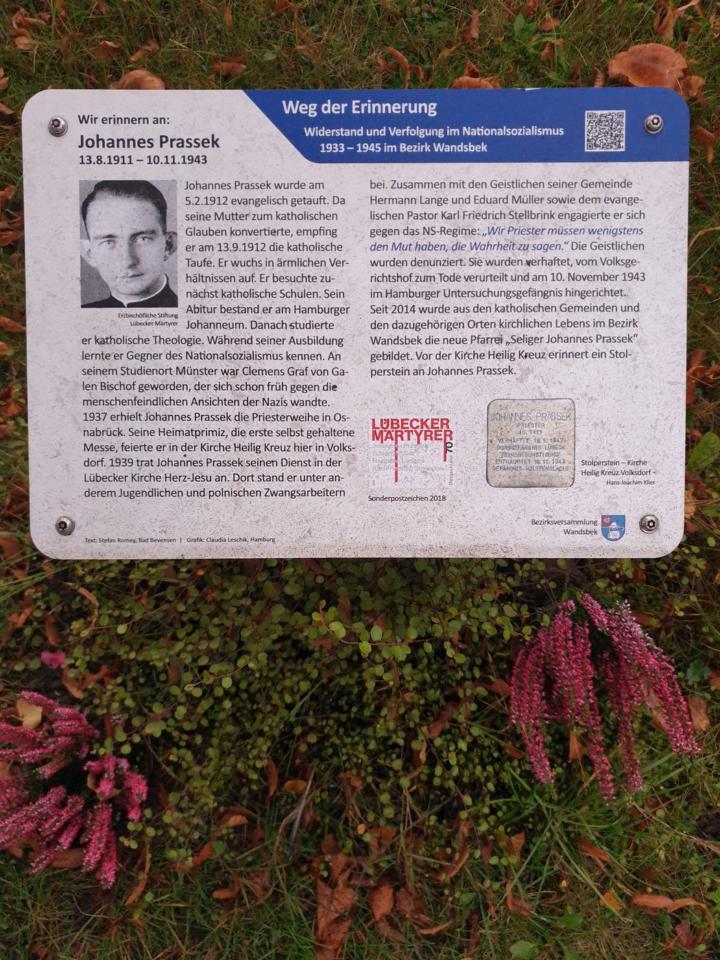 Stele des „Weges der Erinnerung“ mit Porträt und Lebenslauf von Johannes Prassek