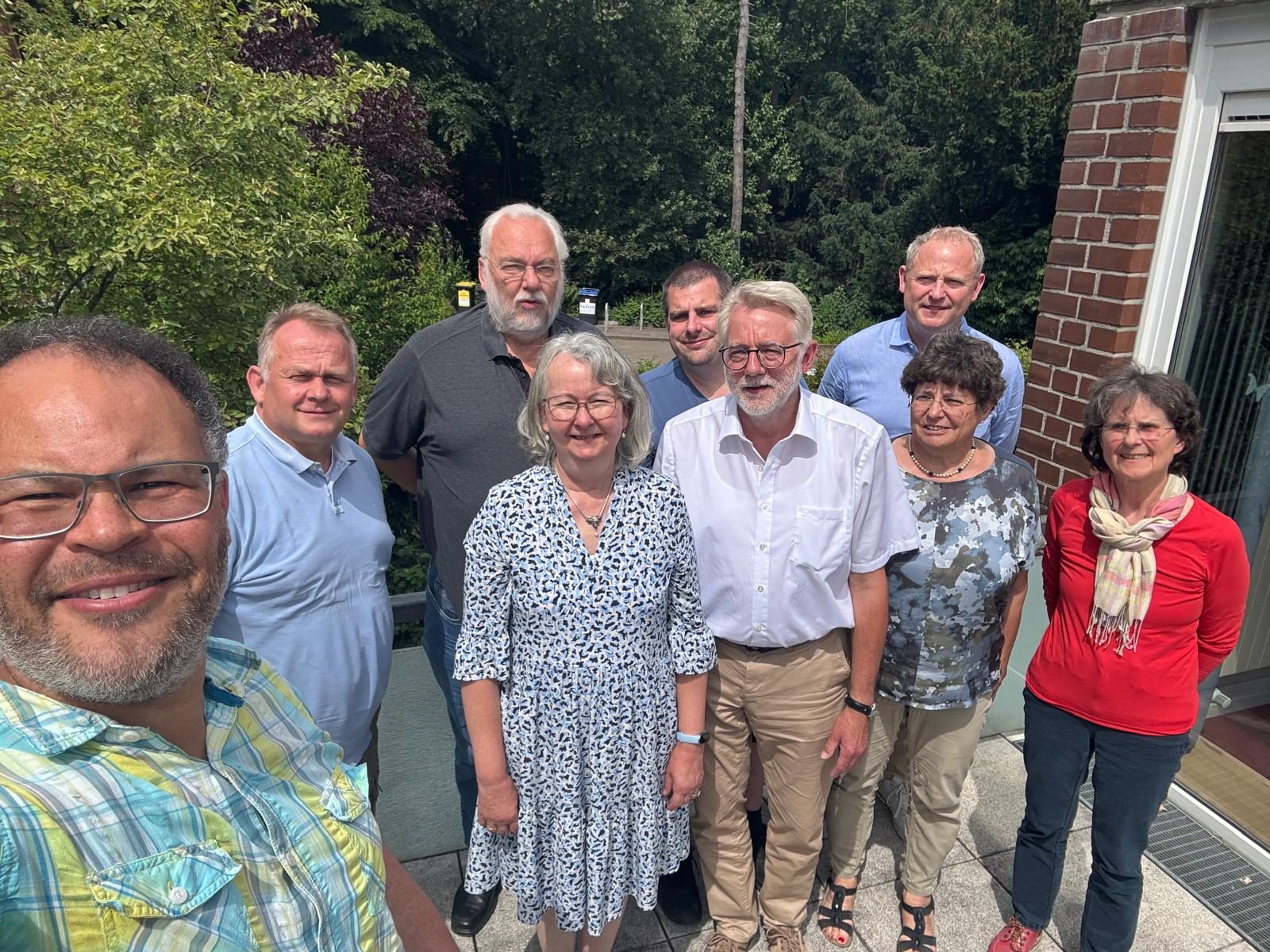 Gruppenfoto der Gründungsmitglieder vor dem Gemeindehaus